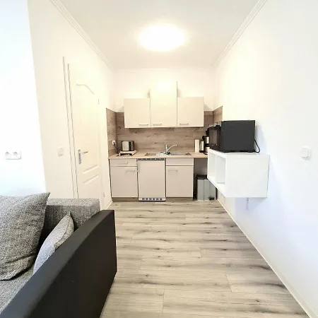 Zur Burg Crolpa-Lobschutz