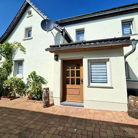 Zur Burg * Crolpa-Lobschutz